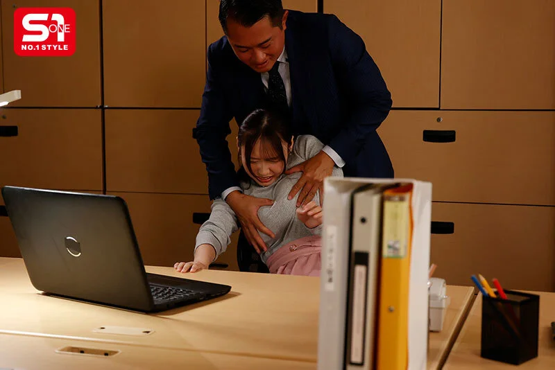 中小企業に入社したプリプリデカ乳OLが ボロッボロになるまで全オトコ社員に数珠つなぎレ●プ 小日向みゆう AVパケ写1