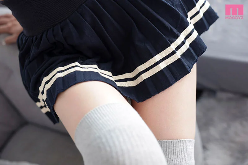 【VR】妹の不適切な絶対領域 ミニスカートとニーハイが織りなす永遠の17cm 太ももとパンチラのマリアージュ 新井リマアダルトVRパケ写4