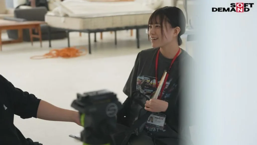 【特典版】SOD女子社員 制作部 中途1年目 岡島明来（24） 工口勉 初AV成果報告AVパケ写2